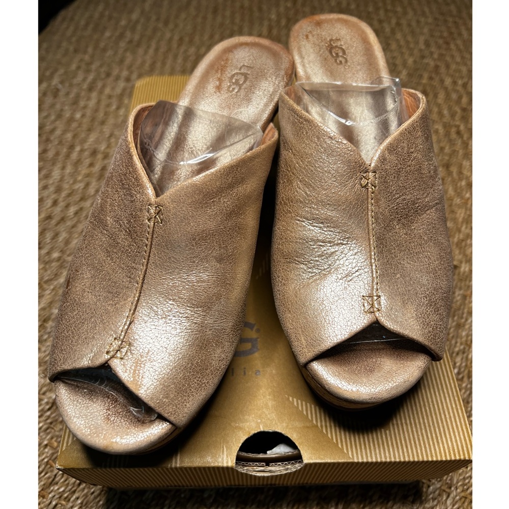 Like New UGG  W Dominique 1005106 W/ GWSH size 7 (pale gold)